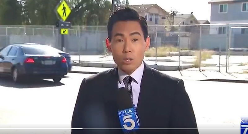 مراسل تلفزيوني يفاجأ بوقوع حادث سير خلفه أثناء تغطيته لحادث مماثل (فيديو)