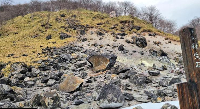 انقسام صخرة بركانية في اليابان تثير الجدل.. تقتل كل من يقترب !