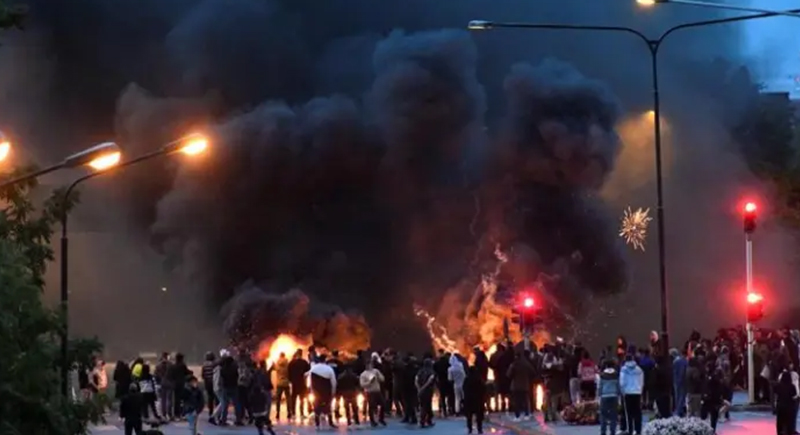 السويد تشتعل.. احتجاجات وصدامات بسبب خطط لحرق نسخ من القرآن