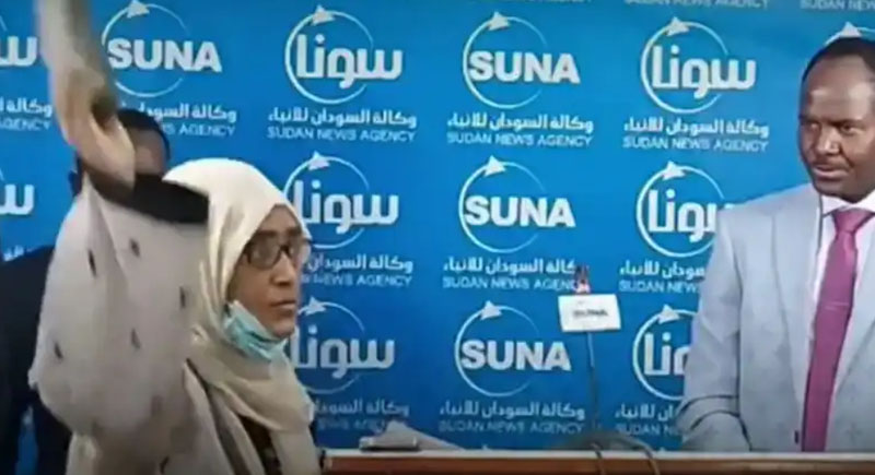 فيديو.. صحفية سودانية تخلع حذائها وتضرب به سياسي في مؤتمر صحفي