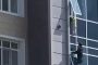 إنقاذ طفلة معلقة على شرفة في الطابق الثامن من قبل جارها (فيديو)