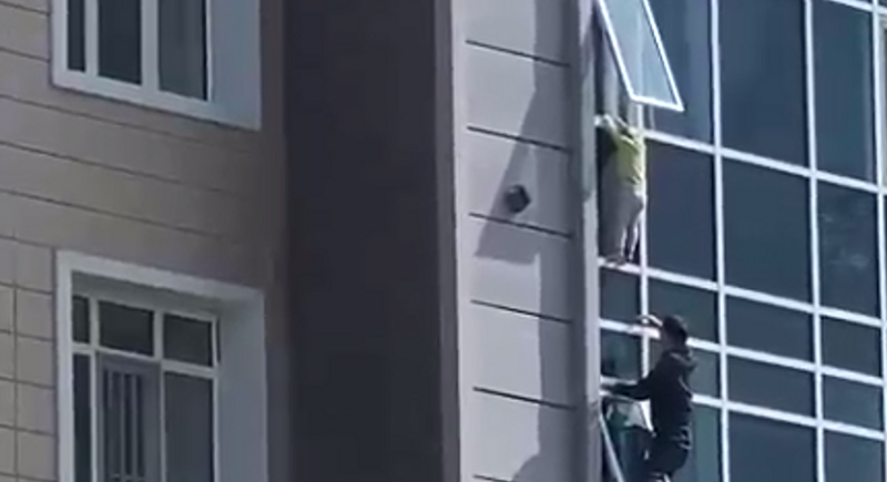 إنقاذ طفلة معلقة على شرفة في الطابق الثامن من قبل جارها (فيديو)