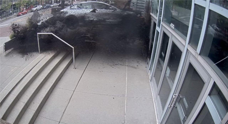 سيارة طائشة تقتحم مبنى للمؤتمرات في الولايات المتحدة  (فيديو)
