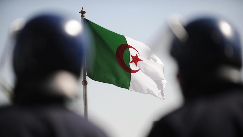 النظام العسكري الجزائري يلجأ للذباب الإلكتروني والهاشتاغات في حربه ضد المغرب