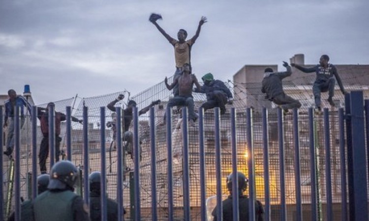 مصرع 5 مهاجرين غير قانونيين في عملية اقتحام لمدينة مليلية