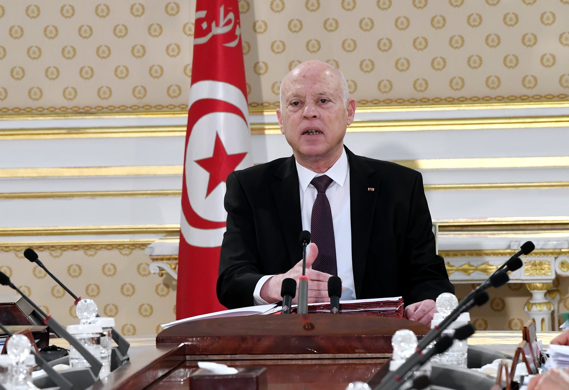 وسط جدل واسع.. الرئيس التونسي ينشر مسودة الدستور الجديد المطروح للاستفتاء
