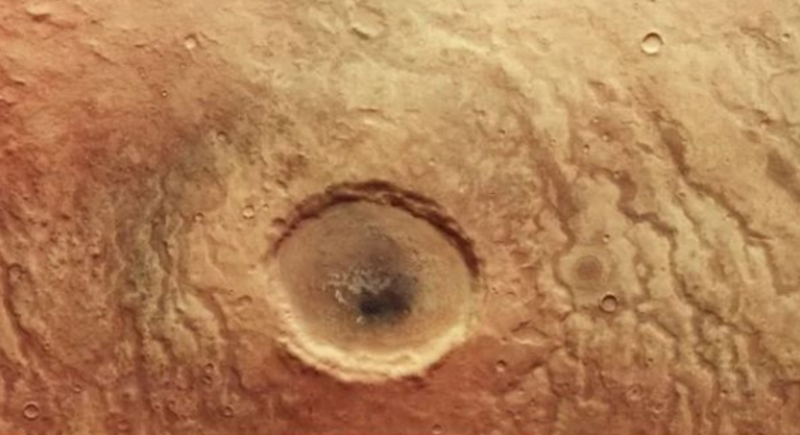 صورة جديدة مثيرة للرعب من المريخ.. حفرة مخيفة تشبه عين ضخمة