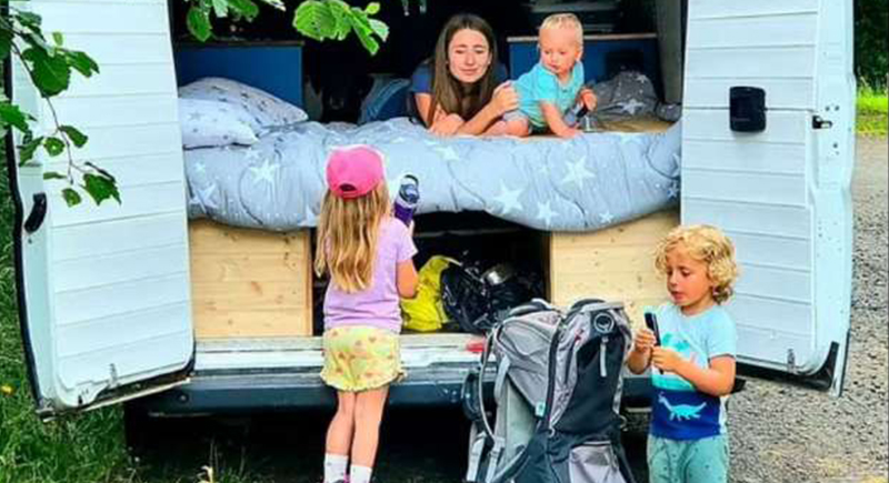عائلة باعت منزلها الضخم مقابل شاحنة متنقلة لزيارة أوروبا (صور)