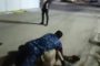 شرطي ينقض على شخص لمنعه من تفجير عائلته (فيديو)