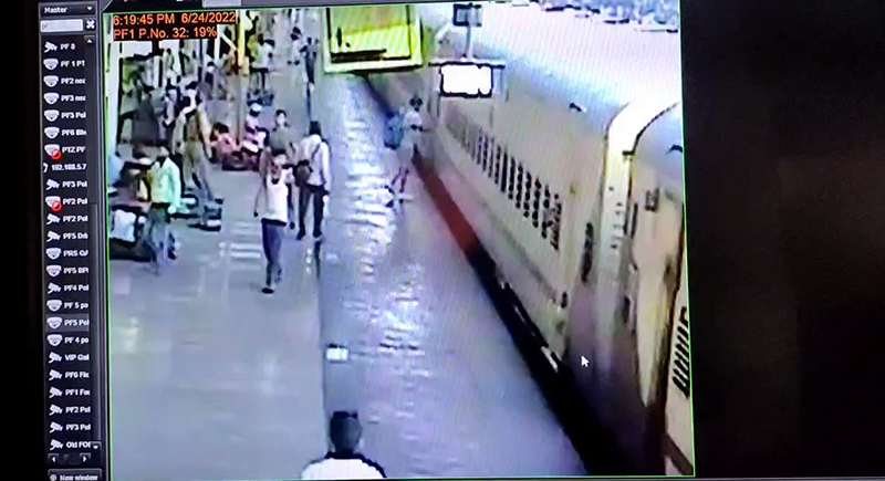عامل بالسكة الحديد ينقذ سيدة من الموت (فيديو)