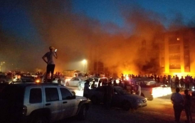 ليبيا.. اقتحام وحرق مقر مجلس النواب في طبرق (فيديو)