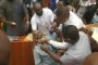 مسؤول نيجيري يتظاهر بفقدان الوعي خلال استجوابه في البرلمان بشأن إهدار أموال (فيديو)