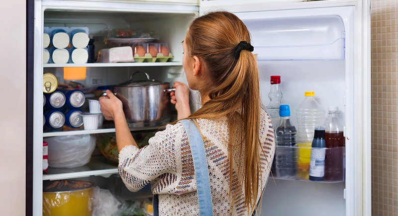 لا تفعل هذا الأمر أبدا.. ماذا يحدث عند وضع الطعام الساخن في الثلاجة؟