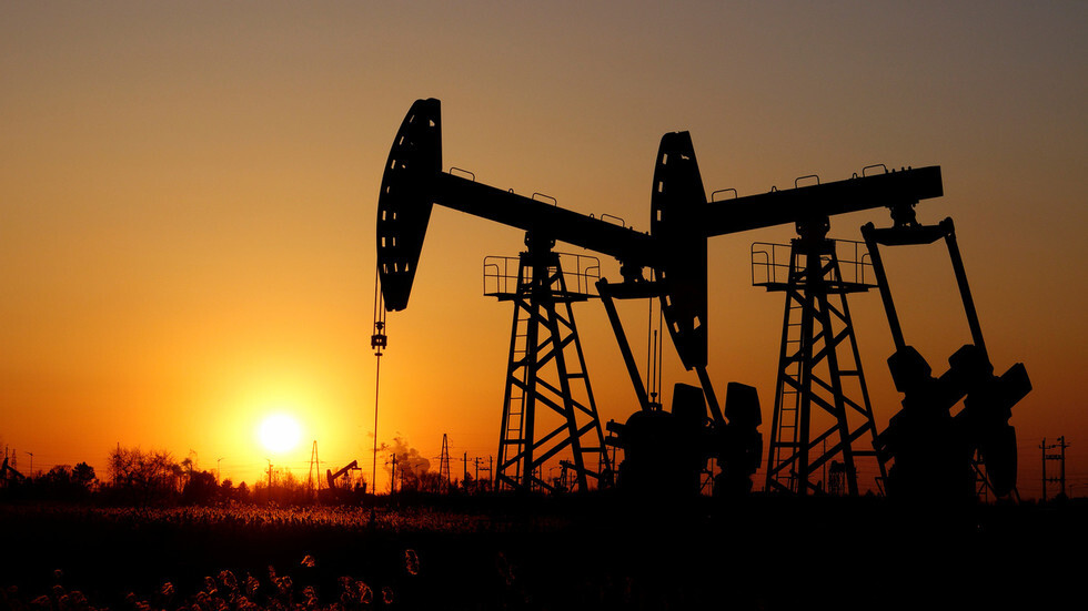 أسعار النفط العالمية تنخفض لمستويات ما قبل غزو أوكرانيا