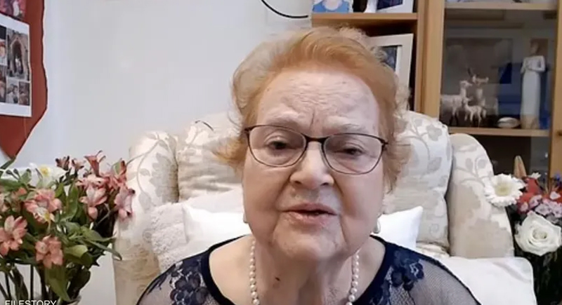 امرأة متوفية تجيب على أسئلة المعزين في جنازتها! (فيديو)