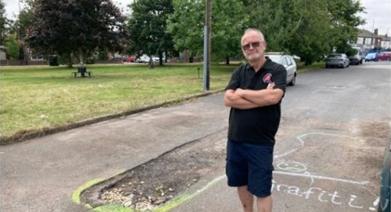 خطة غريبة من رجل بريطاني لمنع سير السيارات أمام منزله