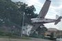 طائرة تسقط على طريق سيارات مزدحم (فيديو)