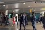 عشرات من عناصر الأمن يحرسون نانسي بيلوسي خلال زيارتها لماليزيا (فيديو)