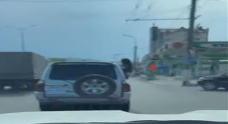 فتاة تسقط من نافذة سيارة أثناء تصوير مقطع لـ