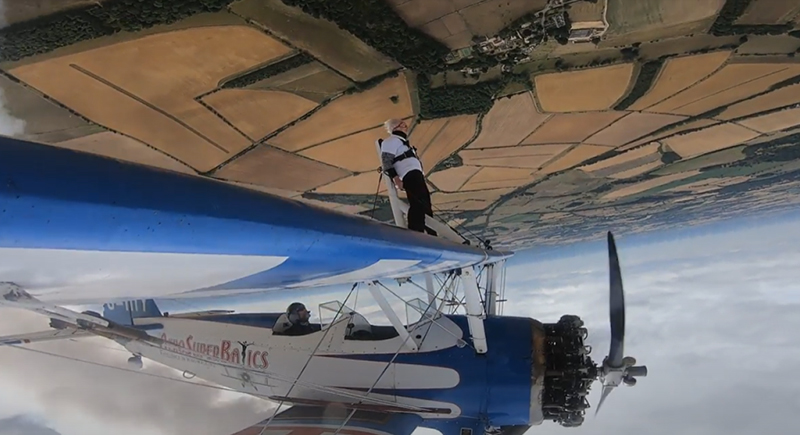 معمرة في سن الـ93 عاما تربط نفسها على جناح طائرة محلقة في السماء (فيديو)