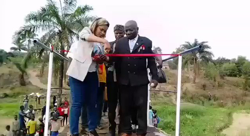 انهيار جسر لحظة تدشينه في حفل رسمي لإفتتاحه بــالكونغو (فيديو)