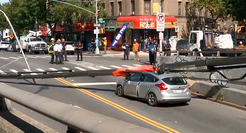 لحظة سقوط رافعة ضخمة على سيارة تقودها امرأة (فيديو)