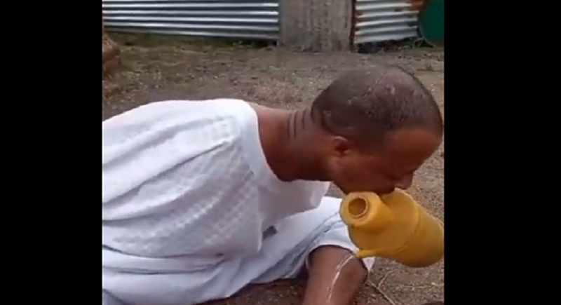 فيديو مؤثر.. شاب مبتور اليدين يتوضأ للصلاة بطريقة مدهشة