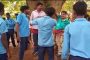الهند.. طلاب يربطون معلمهم احتجاجا على منحهم علامات متدنية (فيديو)