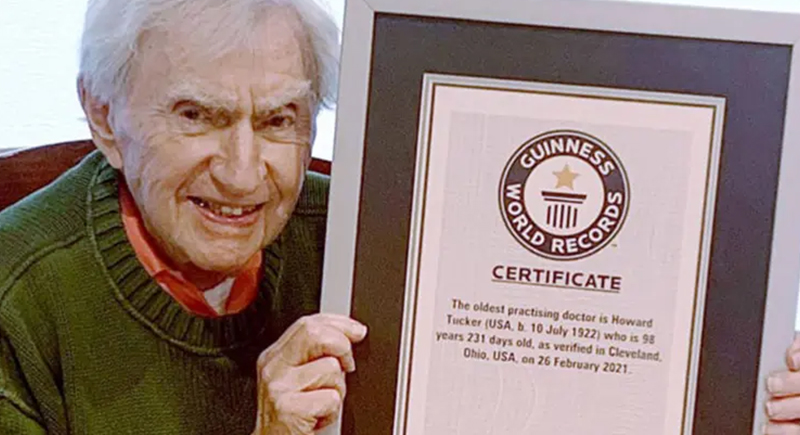أقدم طبيب في العالم عمره 100 عام: سأظل أعمل ولا أنوي التقاعد
