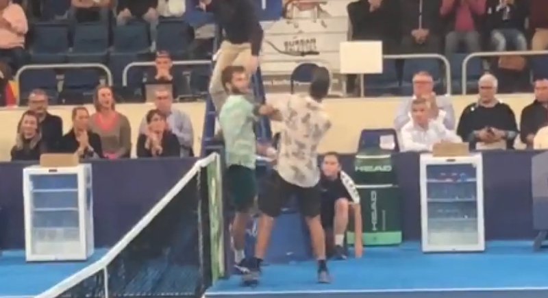 لاعبا تنس يشتبكان بدلا من التصافح عقب المباراة (فيديو)