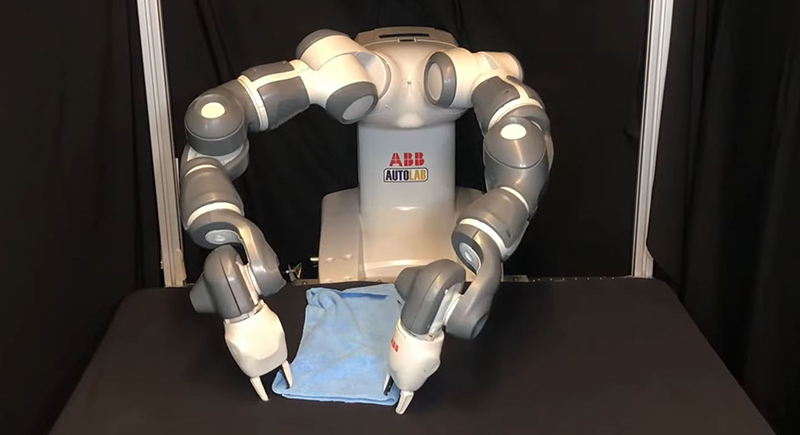 فيديو|: أسرع روبوت لطي للملابس في العالم