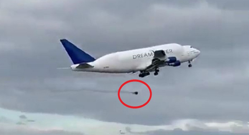 هبوط طائرة بسلام بعد فقدان أحد إطاراتها (فيديو)