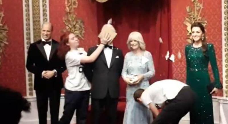 ناشطو مناخ يلقون بكعكة في وجه تمثال شمعي للملك تشارلز الثالث (فيديو)