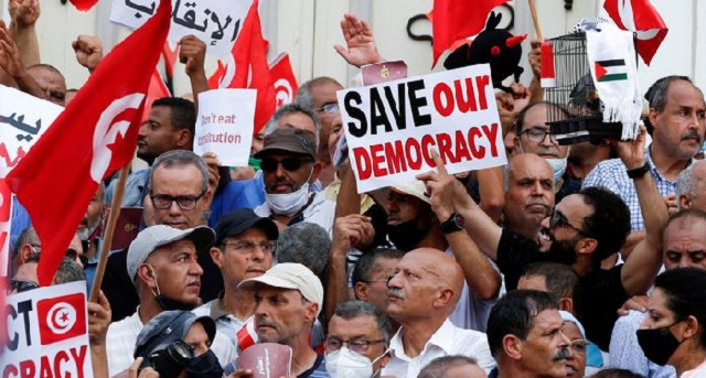 تونس.. مطالب بسحب مرسوم رئاسي 