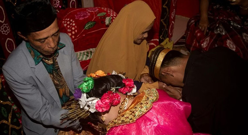 مسن إندونيسي تزوج 87 امرأة يستعد للزواج من جديد