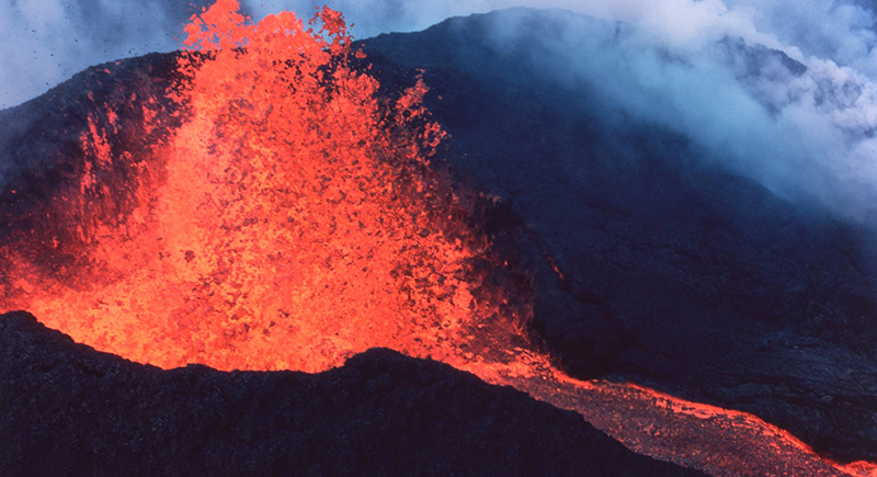 أكبر بركان في العالم يثور لأول مرة منذ 40 عاماً