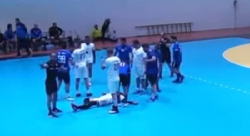 لاعب أردني يلفظ أنفاسه الأخيرة في المستشفى بعد سقوطه بالملعب (فيديو)
