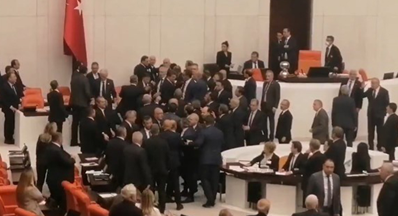 شجار داخل البرلمان التركي ونقل نائب معارض للمستشفى (فيديو)