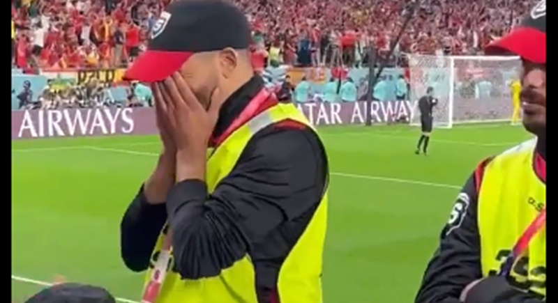 وظيفته تمنعه من الاحتفال.. عامل مغربي يبكي في صمت بعد تأهل المنتخب (فيديو)