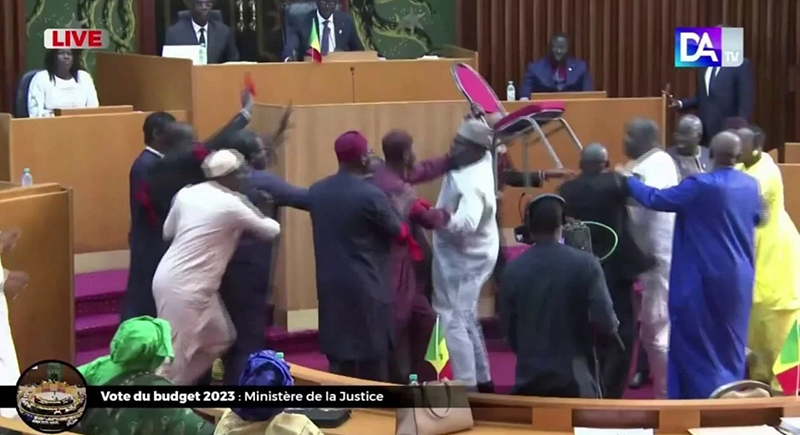 معركة بالأيدي والكراسي في برلمان السنغال بسبب الرئيس (فيديو)
