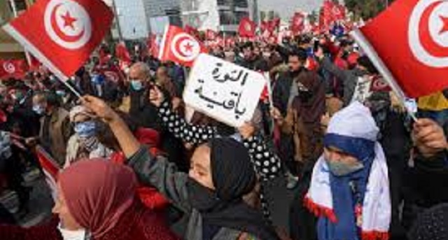 تونس.. المعارضة تتهم قيس سعيد بعسكرة الدولة واستغلال الجيش لتصفية خصومه السياسيين