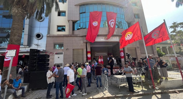 تونس.. إضراب يشل حركة النقل واحتجاج أمام رئاسة الحكومة