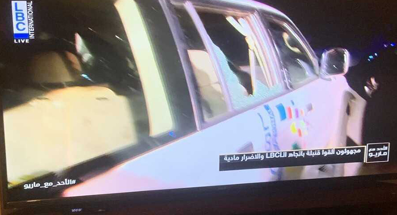 خلال بث مباشر.. إلقاء قنبلة على قناة لبنانية بعد جدل حول برنامج كوميدي