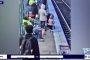 بلا رحمة.. امرأة تدفع طفلة صغيرة نحو سكة القطار في أمريكا (فيديو)