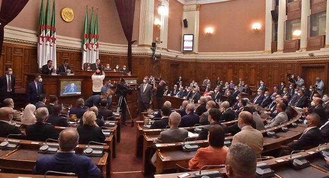 الجزائر.. أزمة بين البرلمان والحكومة تفضح عدم استقلالية المؤسسة التشريعية