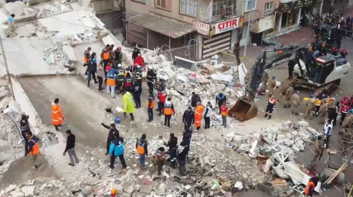 روائح الموت وهلع الهزات.. مغاربة تركيا يحكون لمشاهد 24 قصص الزلزال المدمر