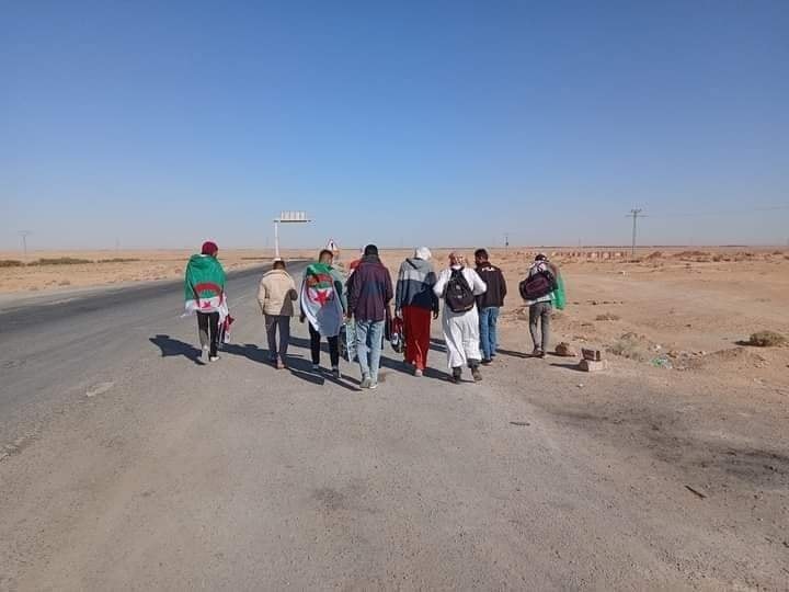 للمطالبة بالتشغيل.. شباب جزائريون يتوجهون مشيا من الصحراء إلى العاصمة