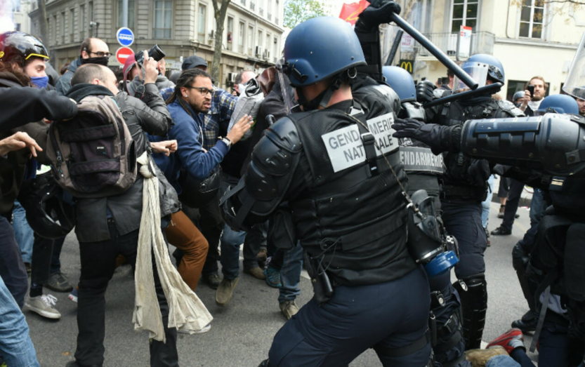 فرنسا على صفيح ساخن.. اشتباكات وأعمال عنف خلال المظاهرات المضادة لإصلاح التقاعد