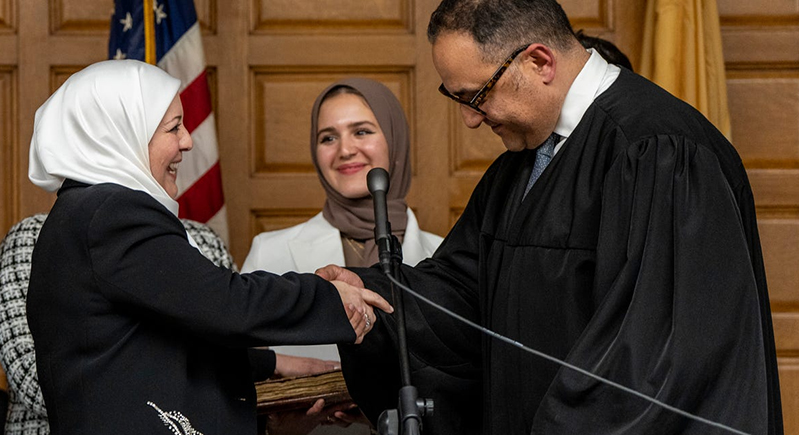 أقسمت على القرآن.. سورية تصبح أول قاضية مسلمة محجبة في أمريكا