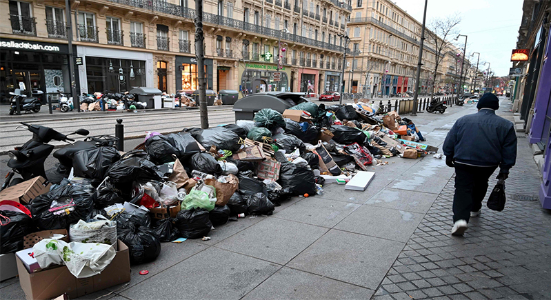باريس تغرق في القمامة ودعوة للجيش لتنظيف الشوارع